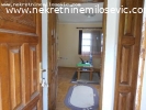 PRODAJE SE APARTMANSKO NASELJE U VRBICI. CENA 83.000 EUR-A